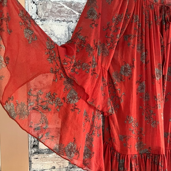 Free People Gorgeous layered dress, slip dress underneath with adjustable straps - Picture 5 of 12